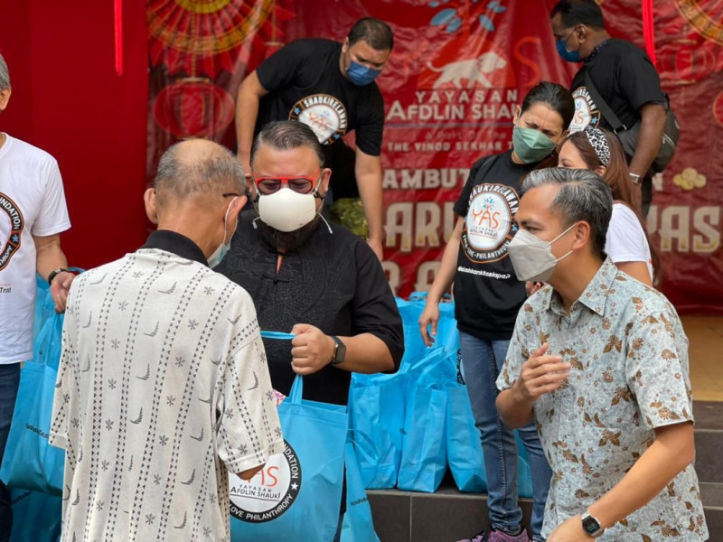 Afdlin Shauki and team bring festive cheer with charity event at low-cost flats
