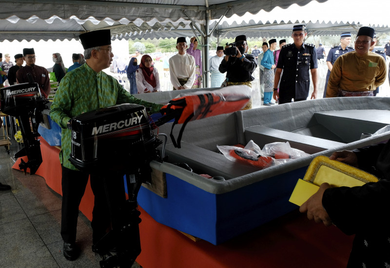 Agong gifts boats to Pekan residents as flood preparation