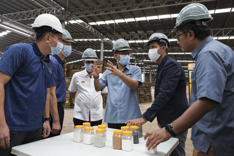 Energy and food security agenda prioritised as Economy Minister inspects Pengerang mega complex