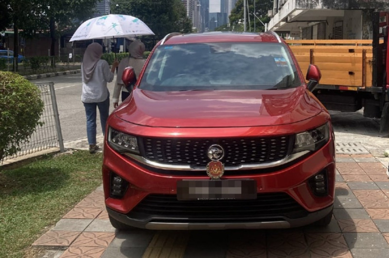 Senator apologises for illegally parking car 