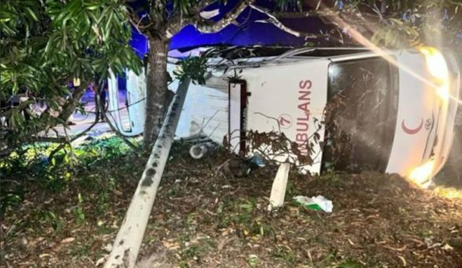 Ambulance crashes into tree in Marang, injuring patient and medical staff