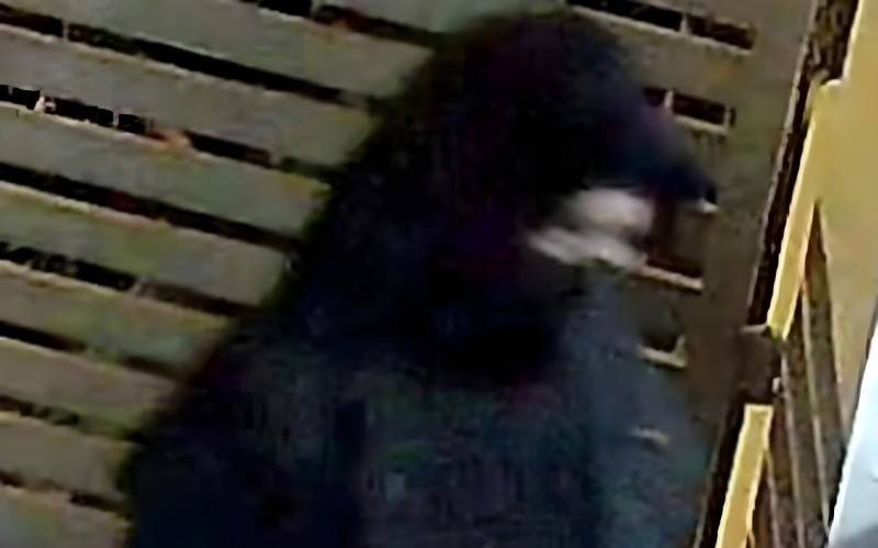 Police hunt for black-robed intruder caught stealing drying clothes in Ampang home (video)