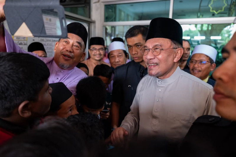 Anwar urges motorists to drive safely during Raya exodus