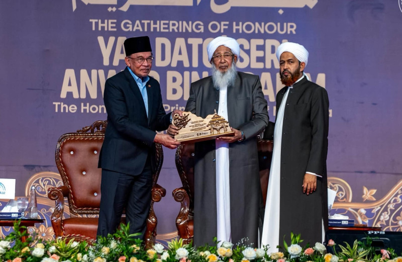 Anwar receives inaugural Sheikh Abu Bakar foundation excellence award