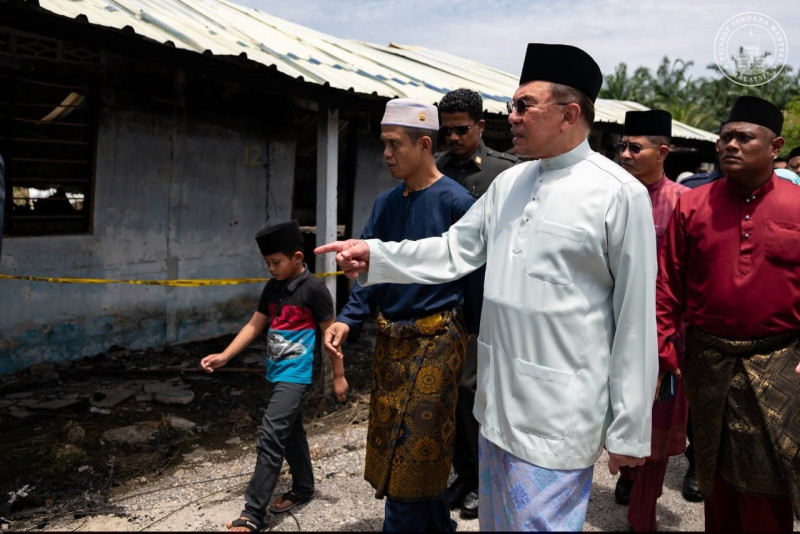 PM visits families devastated by Banting fire, offers condolences and aid