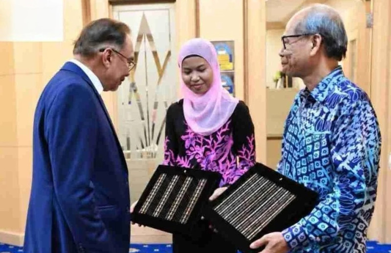Budget 2027 briefcase tells story of Malaysian unity through recycled materials