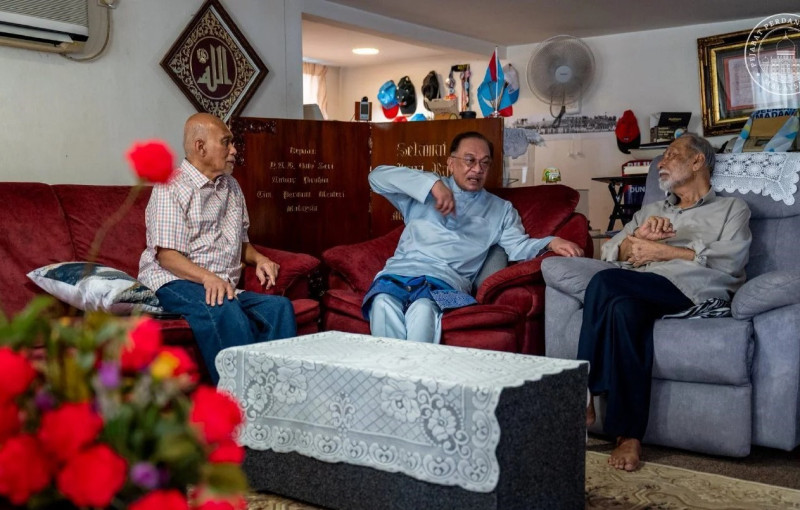 Prime Minister shares heartfelt family reunion in Cherok Tokun