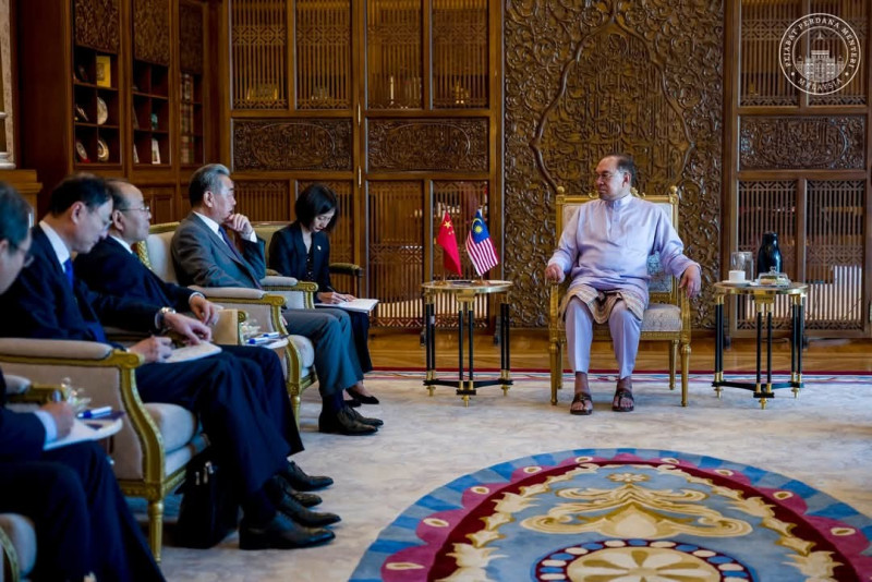 Anwar holds bilateral talks with China, Australia and five others on AMM sidelines