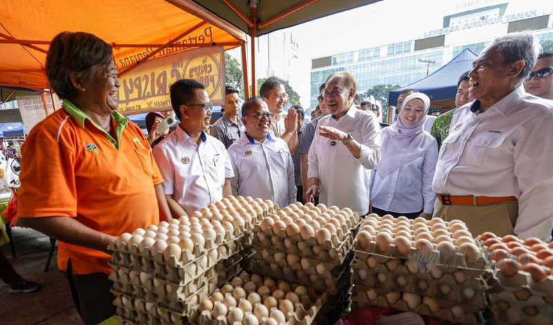 PM Anwar orders banks to deal directly with small traders 