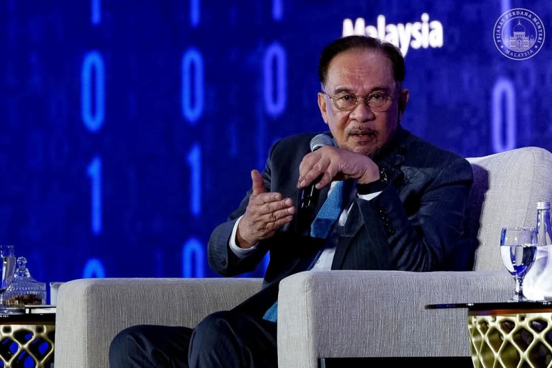 ‘Who told you Rafizi has resigned,” Anwar dodges questions on resignation