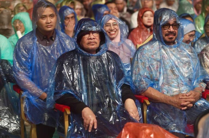 Anwar joins 63,000 fans in rain-soaked night at Siti Nurhaliza concert