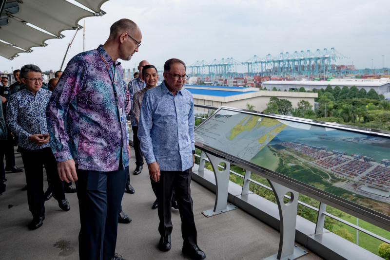 Still waiting for Dubai Move, Anwar taunts opposition for doing well in 'politics of anxiety'