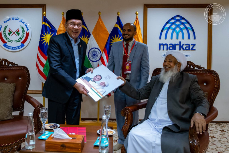 Anwar receives inaugural Sheikh Abu Bakar foundation excellence award