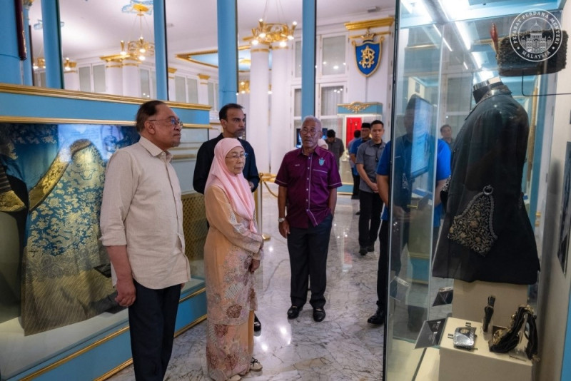 Prime Minister explores Johor’s royal heritage during unofficial visit