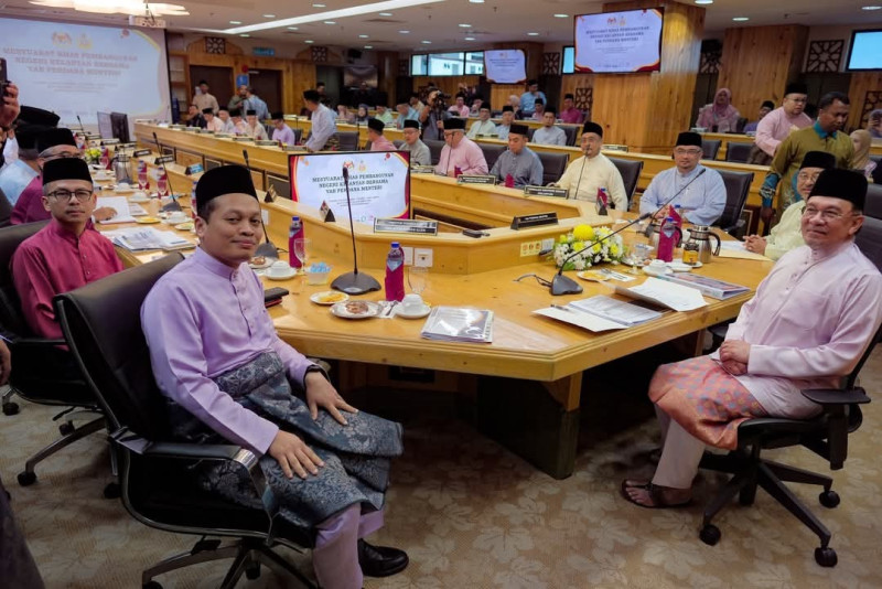 PM chairs Kelantan development meeting in a packed day of events (UPDATED)
