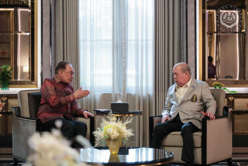 King receives Federal Government briefing on national and digital safety matters