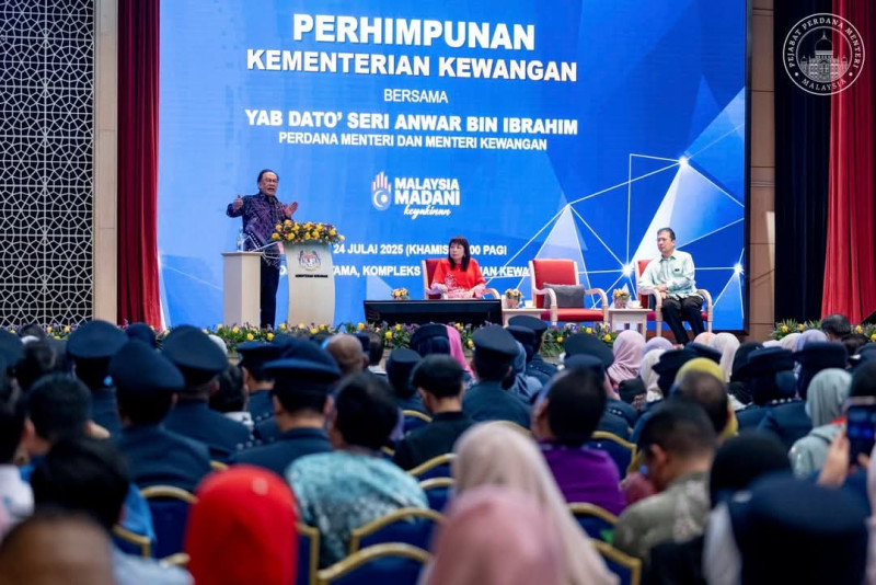 ‘Let him be' - Anwar dismisses Mahathir’s Batu Puteh legal dare (UPDATED) 