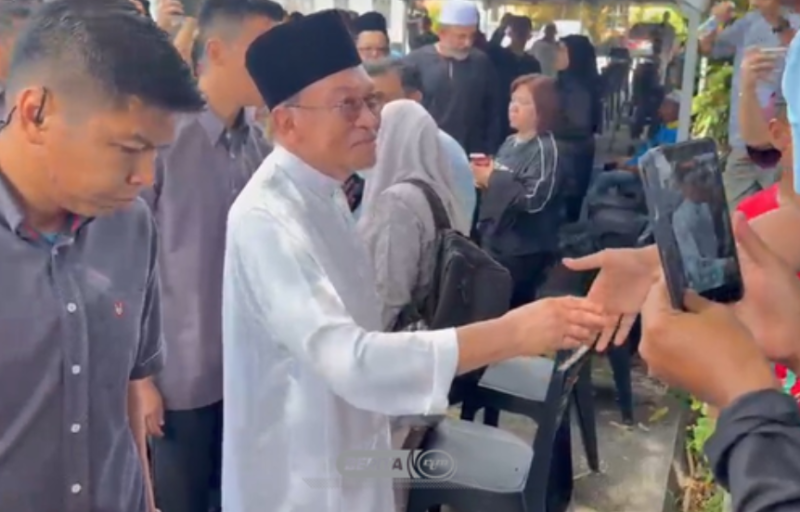 Anwar returns from China to pay last respects to brother