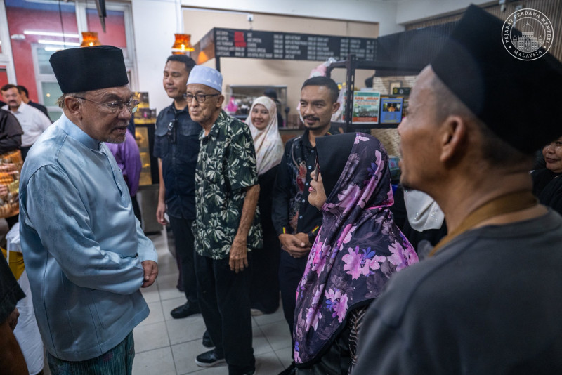 Anwar vows stronger support for small traders amid rising cost-of-living pressures