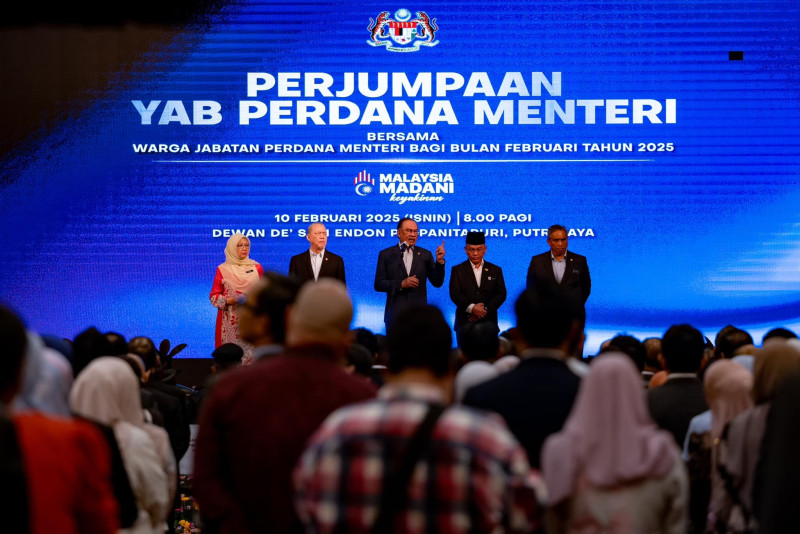 PM Anwar urges swift action on flood mitigation and poverty alleviation projects