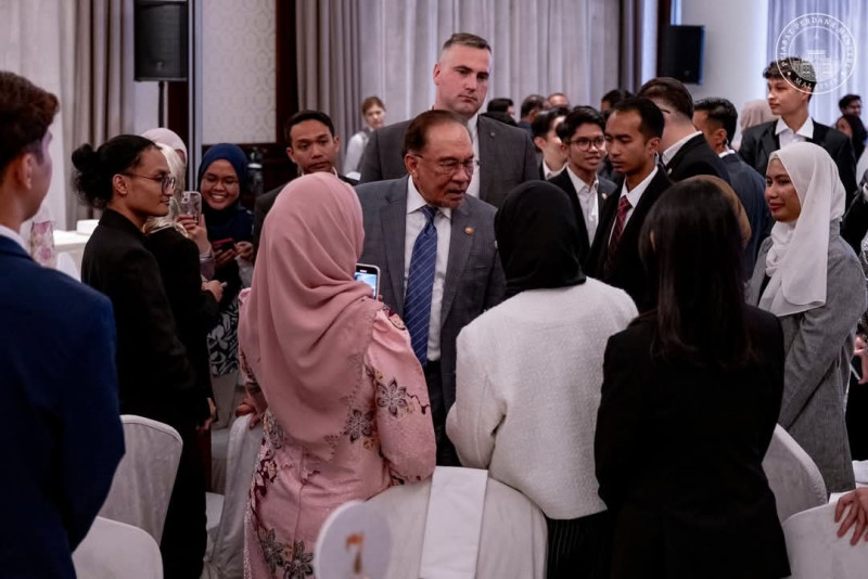 Anwar urges Malaysian students in Russia to uphold national values