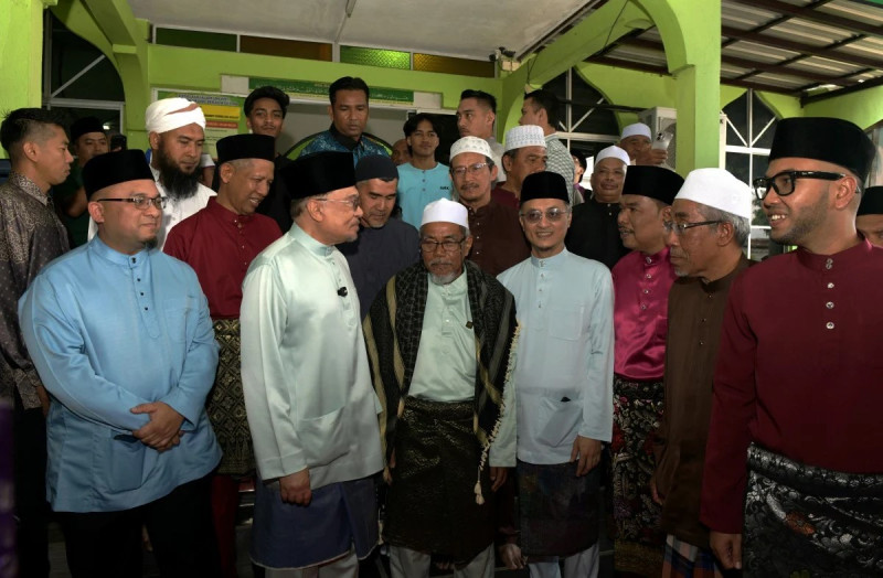Anwar joins Friday prayers in Permatang Pauh, meets worshippers ahead of 1 Syawal