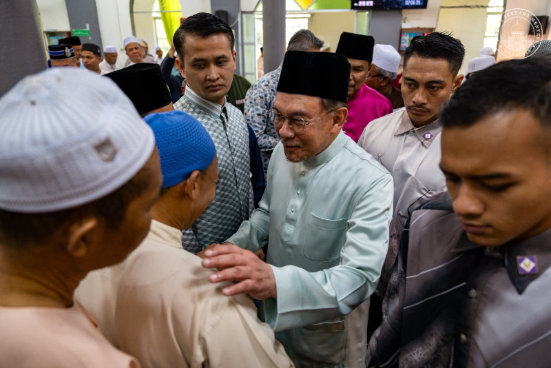 Economic pressures and global tensions warrant restraint in Aidilfitri spending - Anwar