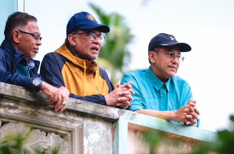 Anwar shrugs off political speculation after public show of warmth to new PN chief