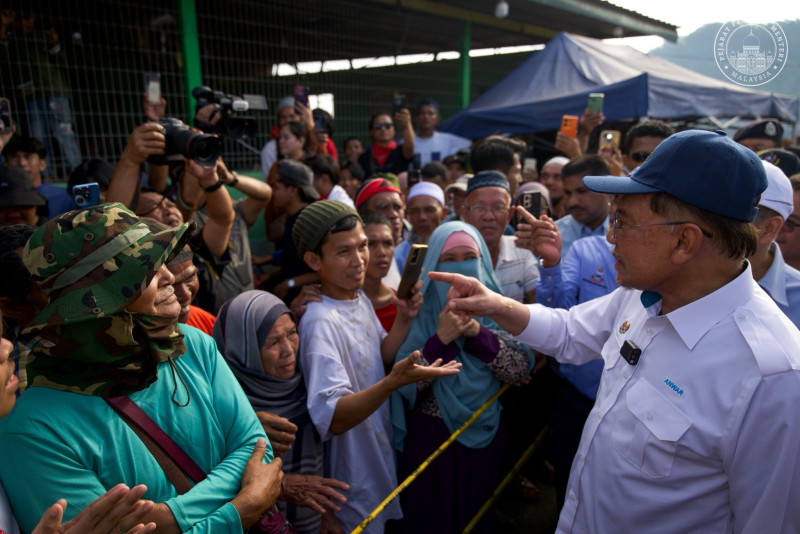 Free document replacement and RM300 school aid for Kampung Bahagia fire victims