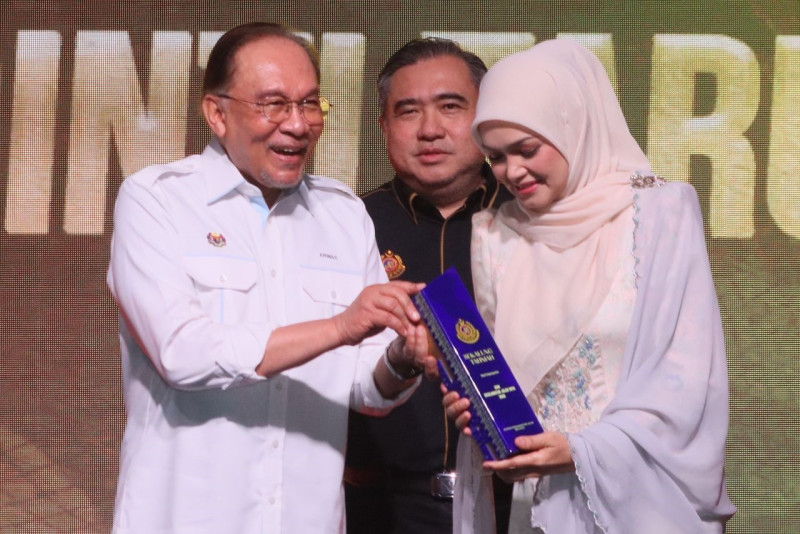 Siti Nurhaliza named JPJ road safety icon in push for behavioural change