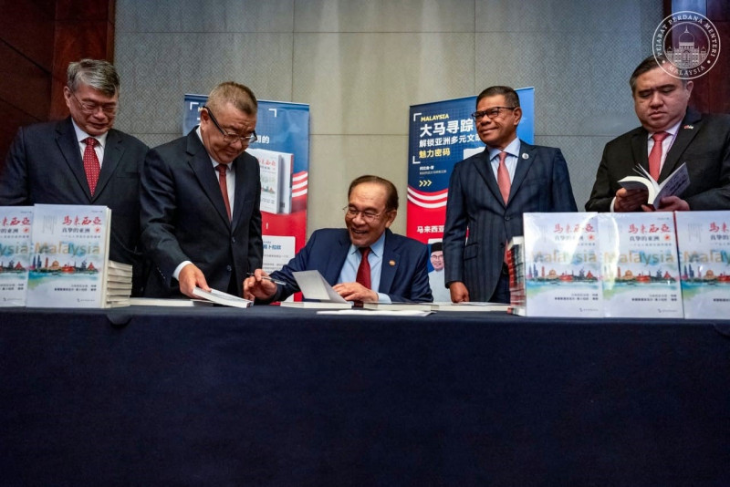 PM launches Chinese scholar’s book celebrating Malaysia’s cultural and economic landscape