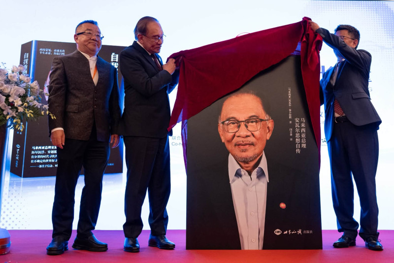 Anwar’s ‘Rethinking Ourselves’ launched in Mandarin in China