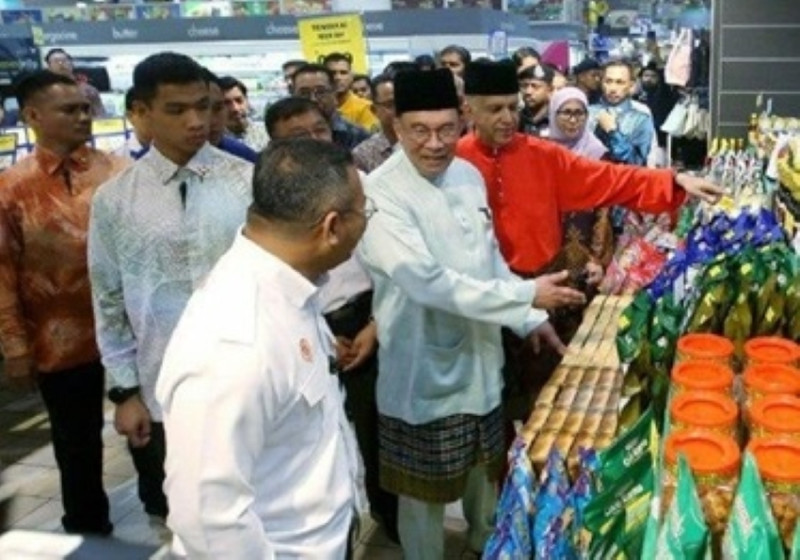 PM assures no shortages, prices controlled ahead of Aidilfitri