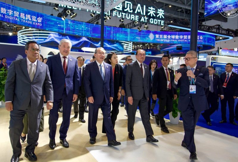 Anwar - Li Qiang discuss keeping AI under human control at China expo