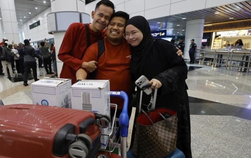 163 Malaysians arrive on first evacuation flight from West Asia  