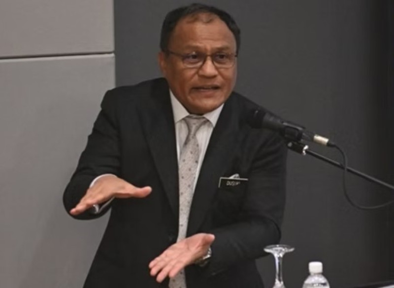 AG: Civil servants must lead by example, avoid public protests