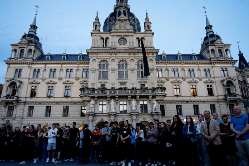Former pupil kills 10 people and himself in shooting at Austrian school