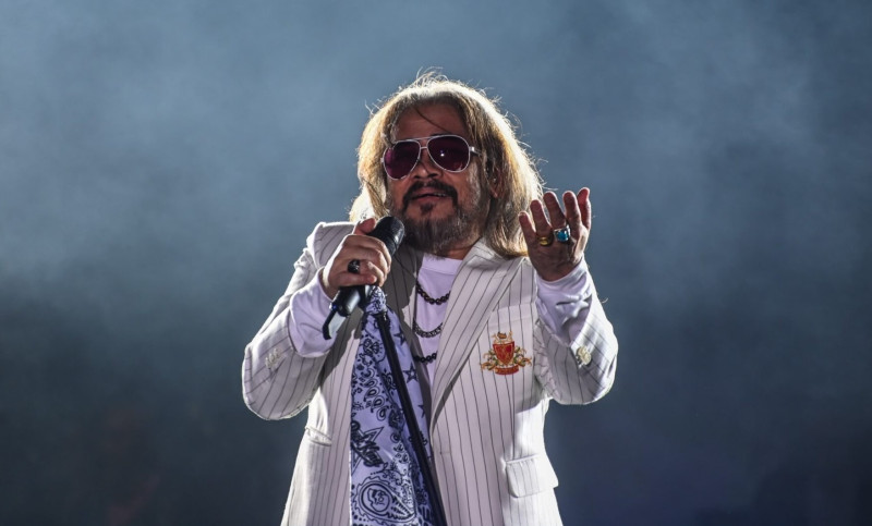 Awie pushes through four-hour concert despite second bout of bronchitis