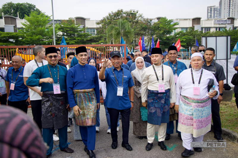 Azmin to face former protege in Hulu Kelang 