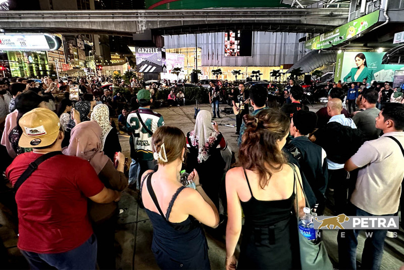 Buskers bring life to KL at night 