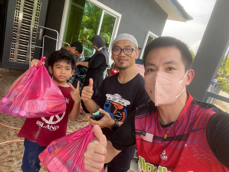 Cheah Liek Hou lends hand to flood victims