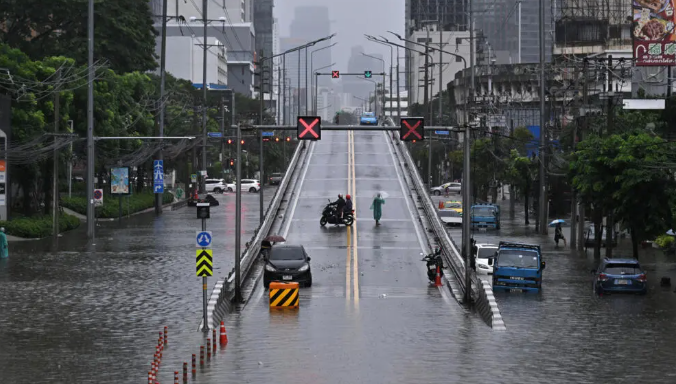 Bangkok floodwaters recede but heavy rain threat remains