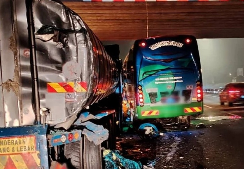 Two dead, sixteen injured in tour bus and lorry collision in Batu Pahat