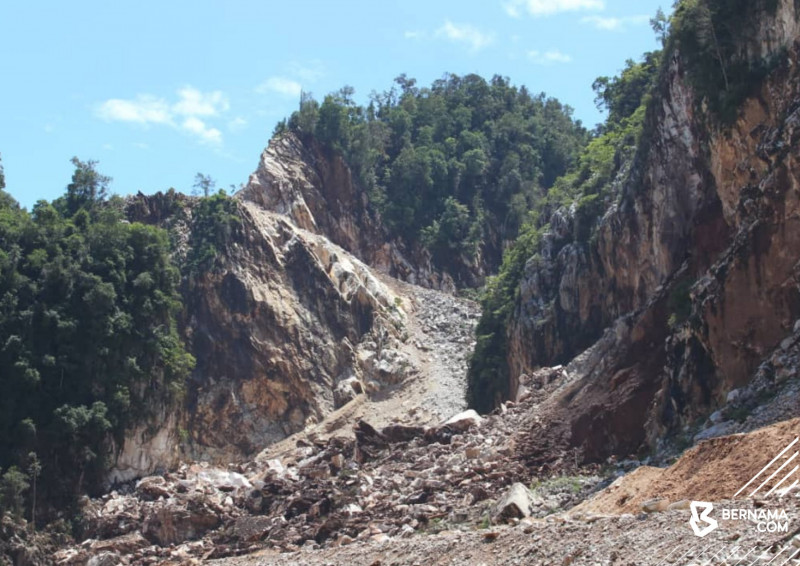 [UPDATED] Small rockslides disrupt search, rescue operations for Keramat Pulai quarry victims
