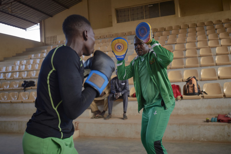 Retired boxing champ works to inspire Niger street kids