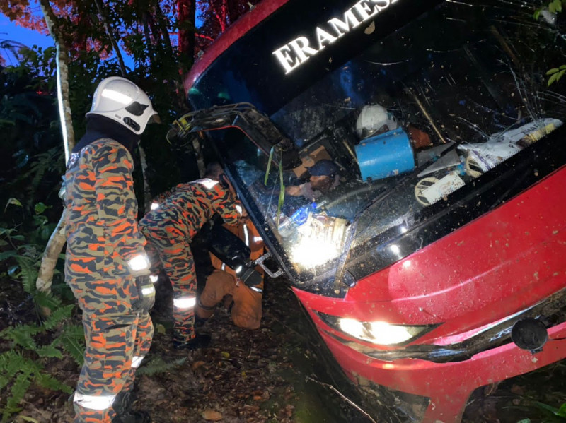 Overloaded bus crashes in Tg Malim, injures 13 students 