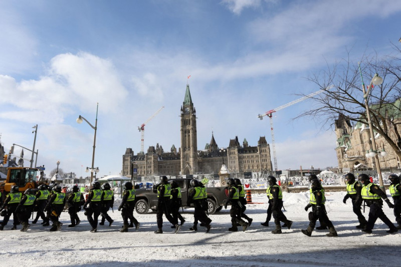 Show of force in Ottawa as cops clear main protest hub