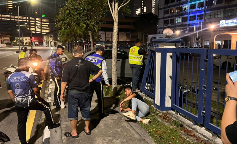 Motorist rams vehicle into Timur Laut police headquarters