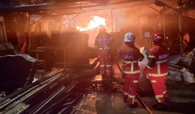 Fire causes extensive damage at Jalan Chan Sow Lin recycling factory