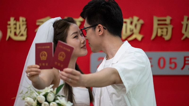 “520” Love Date sparks wedding rush across China as registration slots fill in major cities
